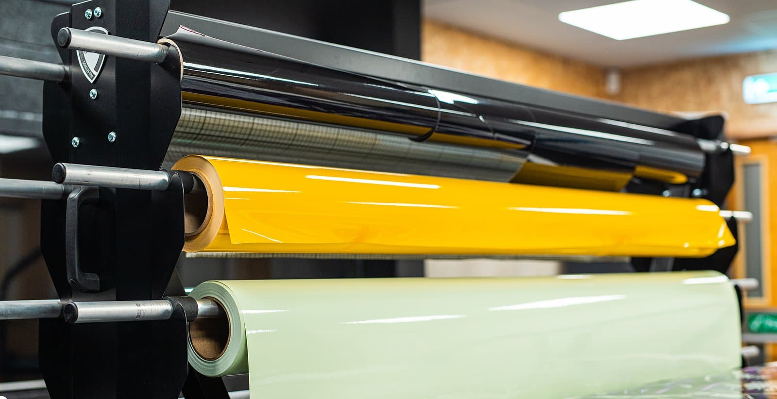 Rouleaux de vinyle adhésif en atelier