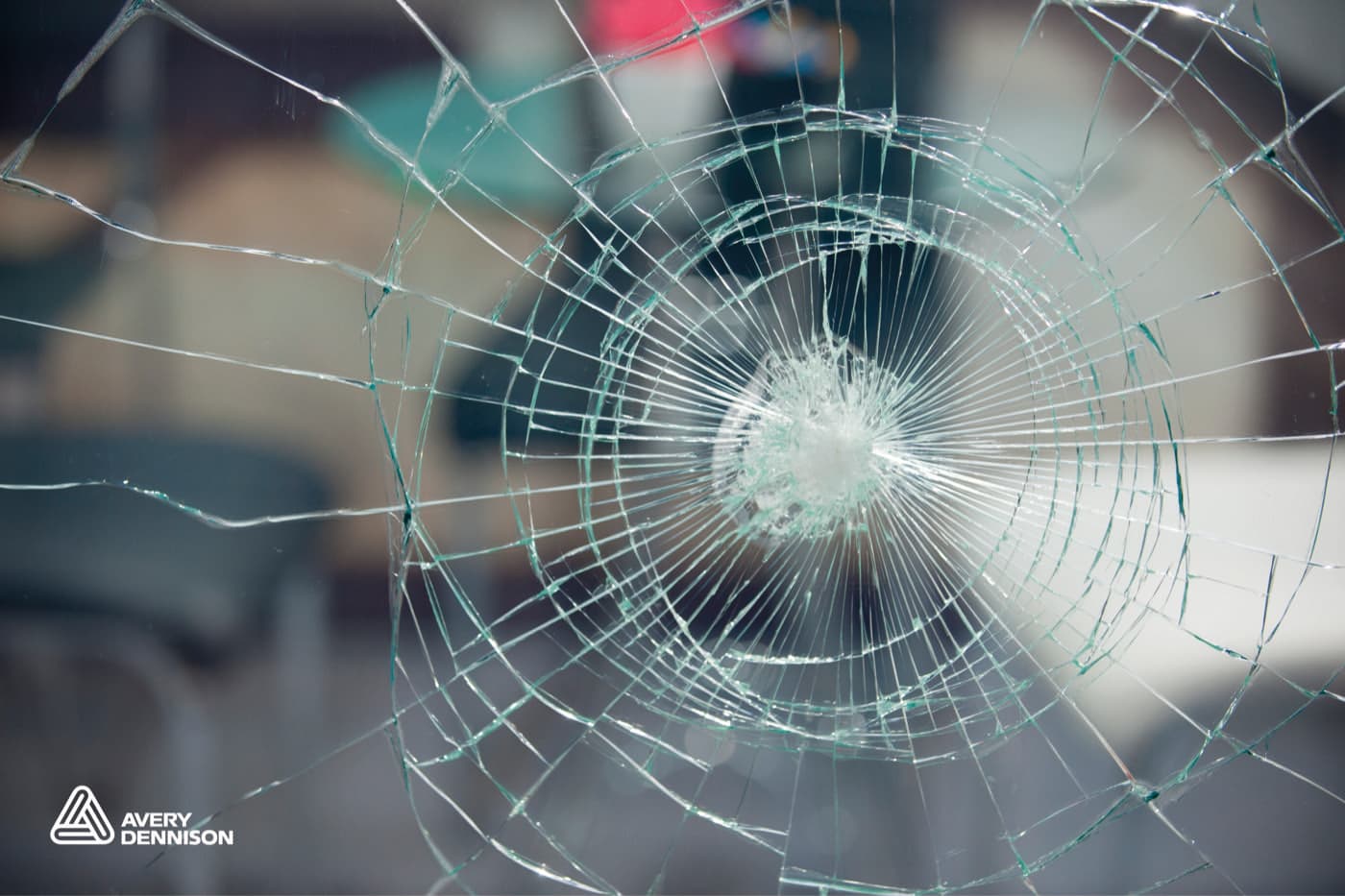 Vitrage brisé maintenu en place par un film de sécurité