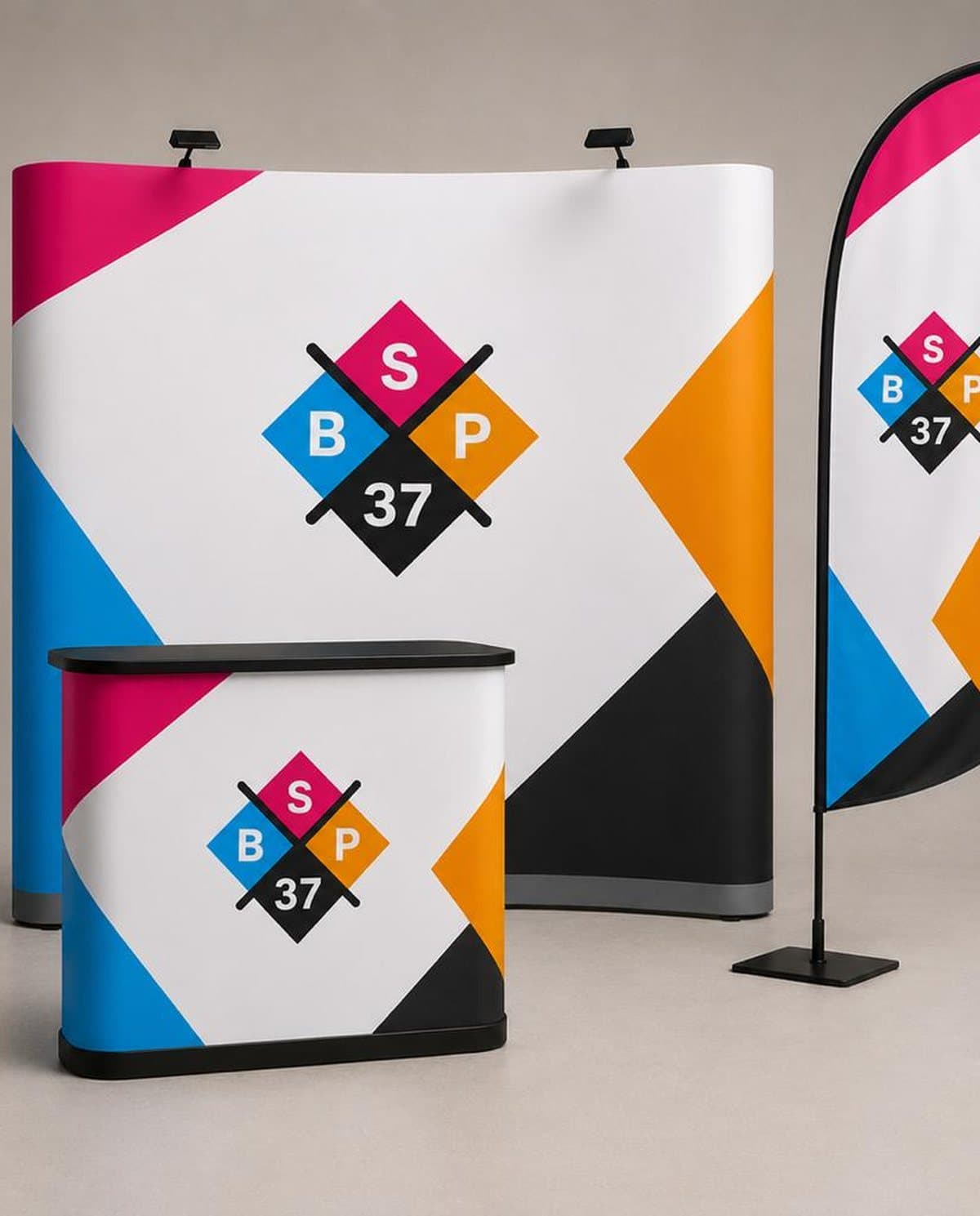 Stand parapluie, comptoir d'accueil et oriflamme imprimés aux couleurs BSP37