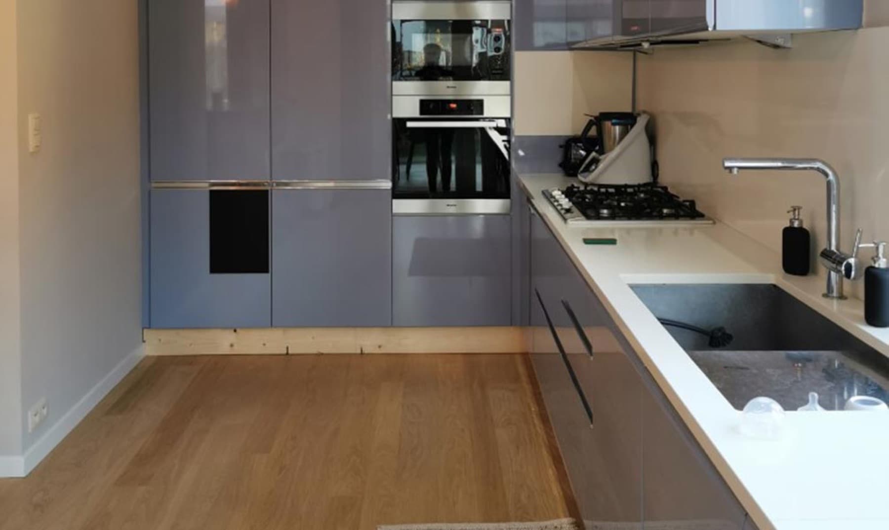 Cuisine avant rénovation, façades brillantes datées