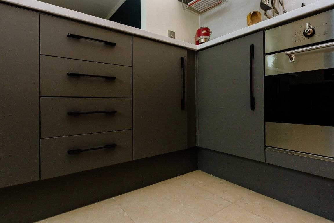 Cuisine après rénovation Coverstyl, façades gris taupe mates