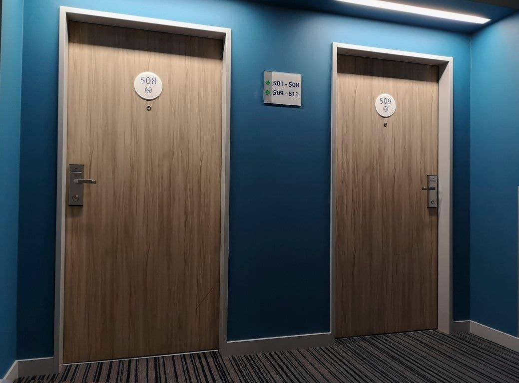 Les mêmes portes après pose de film effet bois foncé