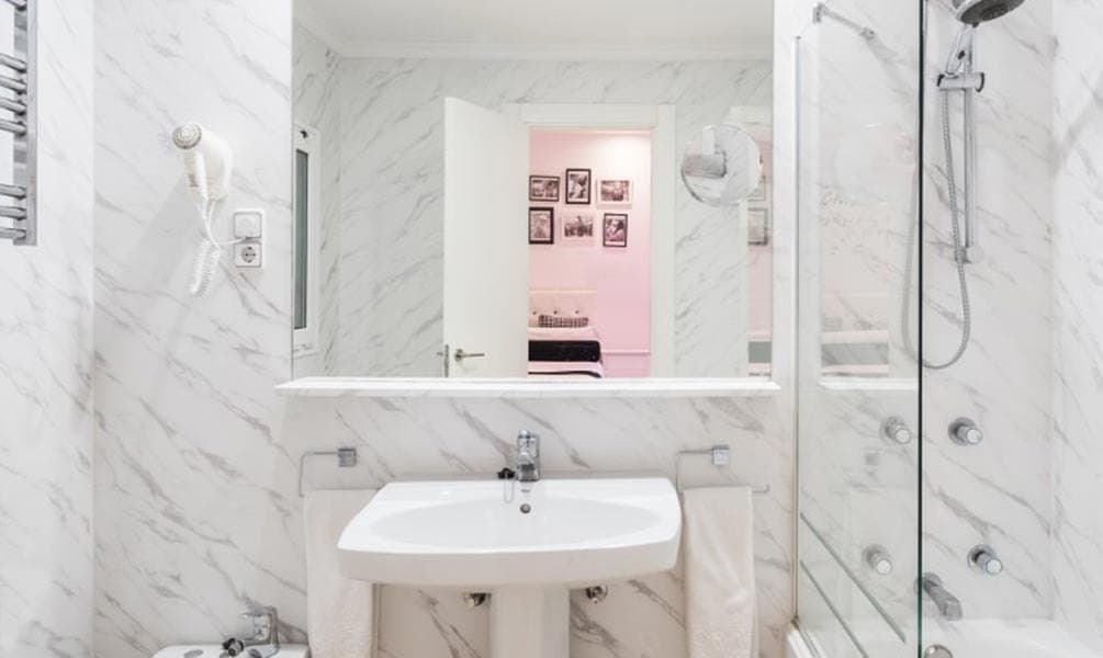 La même salle de bain après pose de film Coverstyl effet marbre blanc