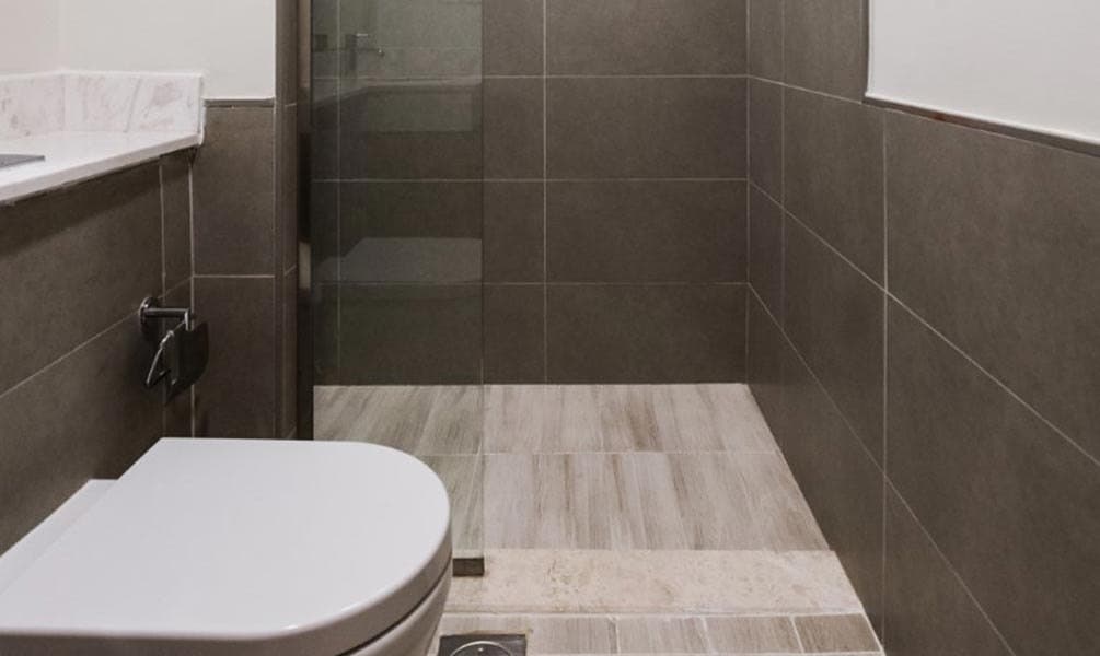 Salle d'eau avant rénovation, carrelage gris