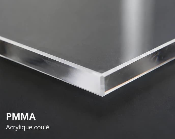 Tranche d'une plaque plexiglass PMMA transparente