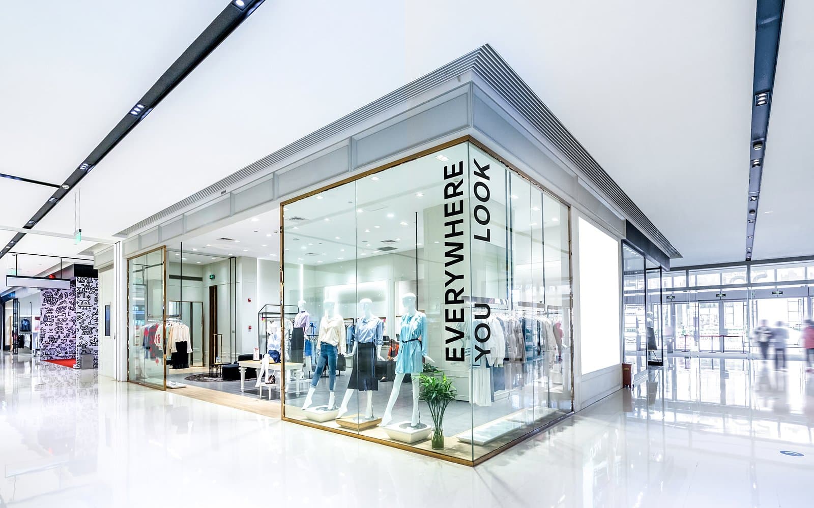 Lettrage adhésif posé sur la vitrine d'une boutique