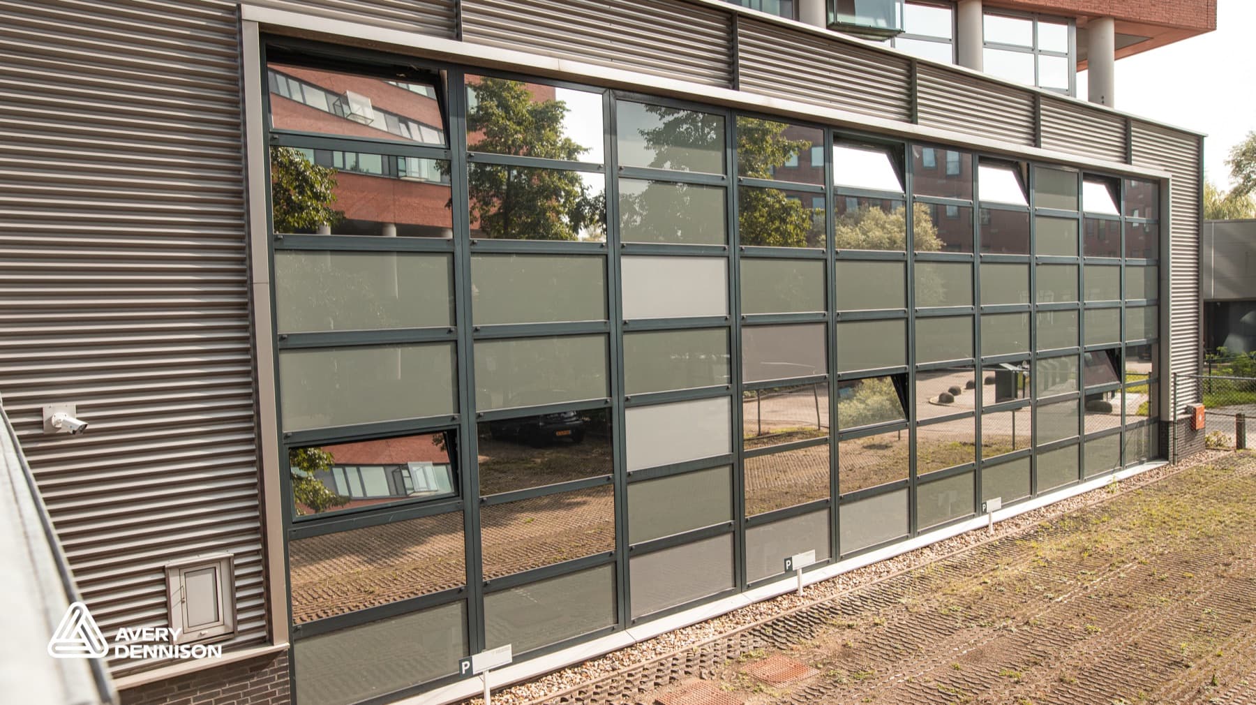 Façade vitrée exposée en environnement urbain