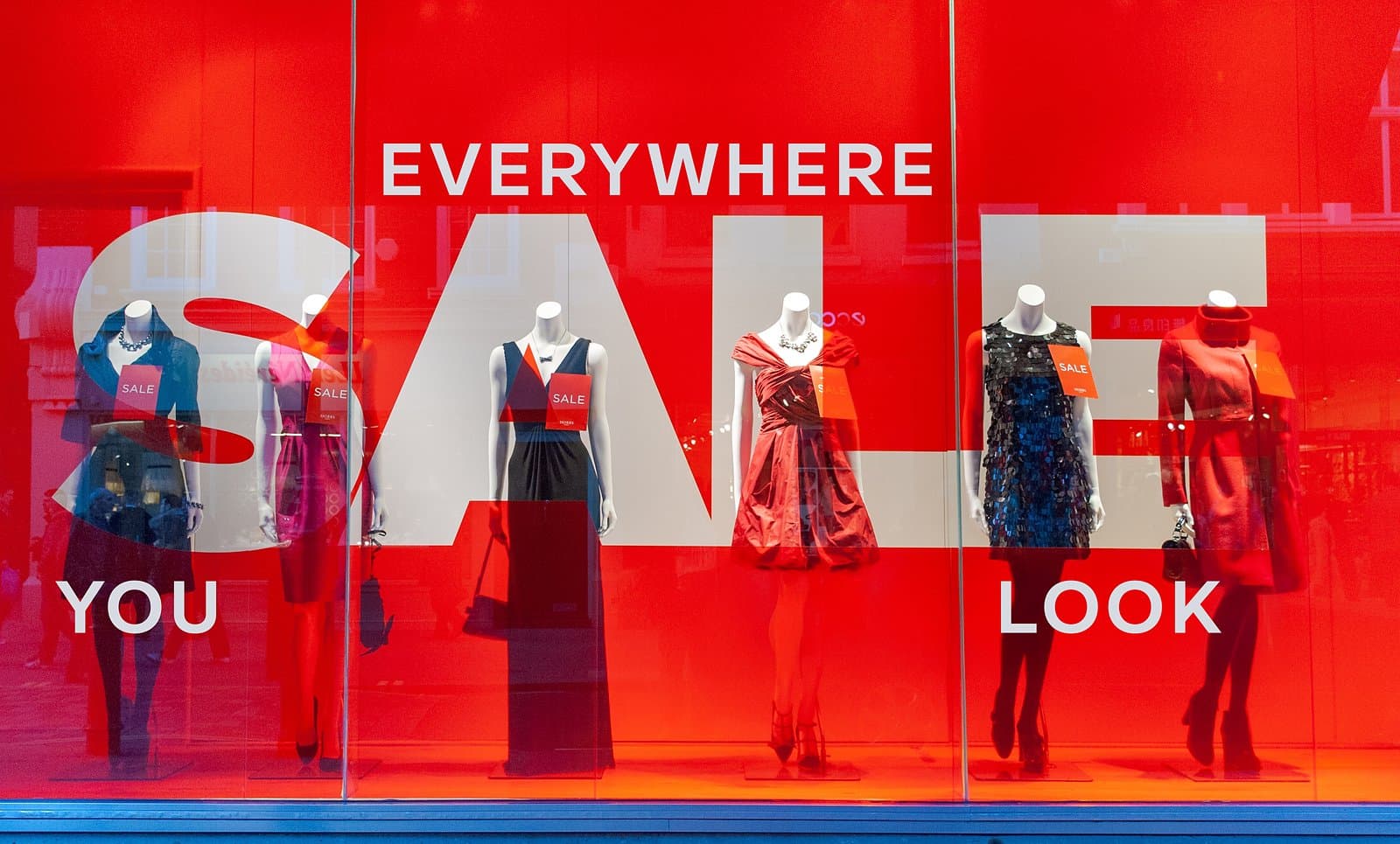 Vitrine commerciale vitrée en zone urbaine